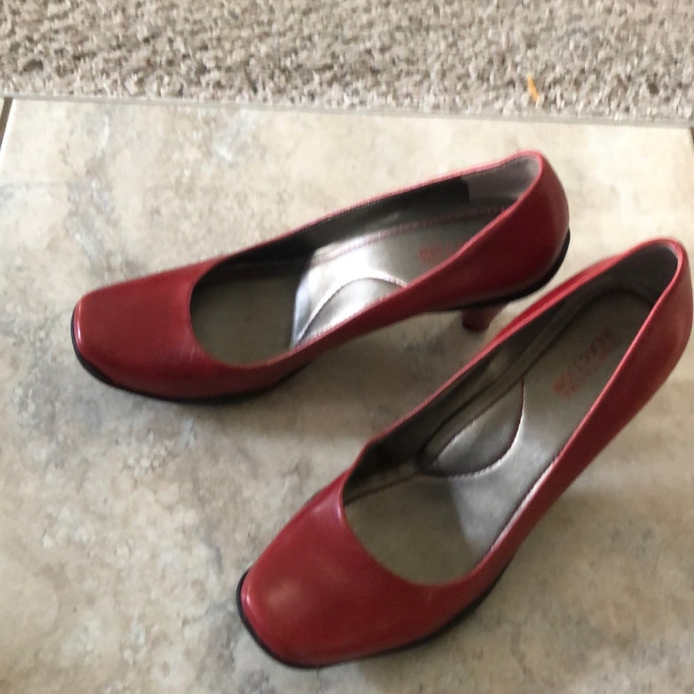 Red heels! - Picture 2 of 2